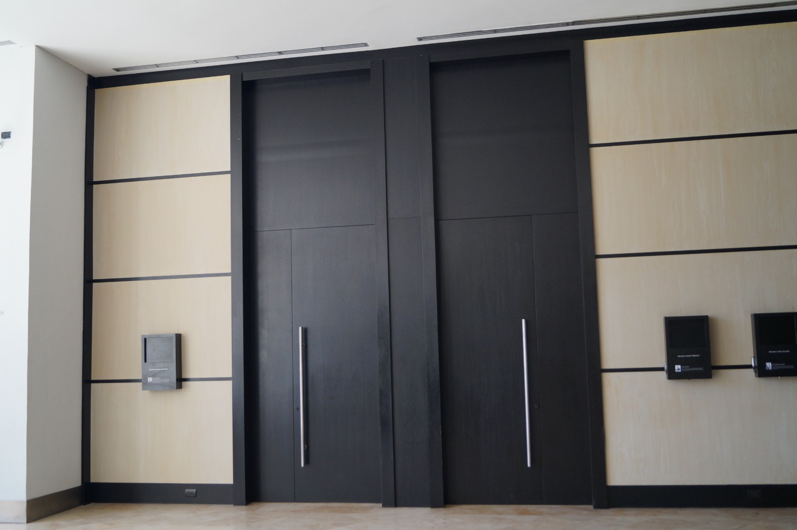 Puertas en Madera y Paneles Tapizados